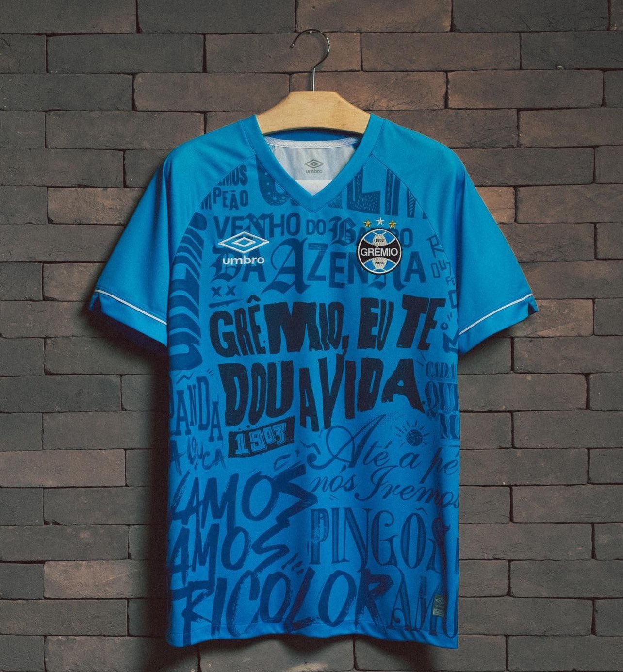 Grêmio lança nova camisa em homenagem aos cantos da torcida