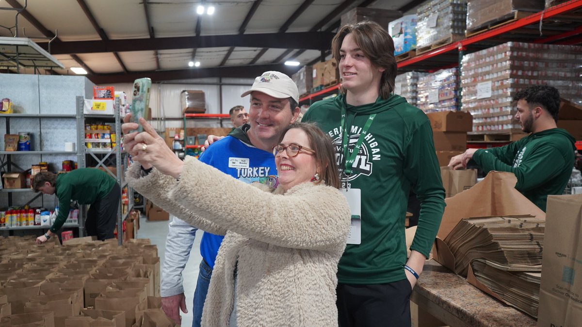 EMUFB's tweet image. 🥫𝗦𝗲𝗿𝘃𝗶𝗻𝗴 𝘁𝗵𝗲 𝗰𝗼𝗺𝗺𝘂𝗻𝗶𝘁𝘆!🥦

This morning, the Eagles stopped by the Prodisee Pantry and lent a helping hand in packaging non-perishable goods for those in need.

#EMUEagles ⛓️ #ETOUGH ⛓️ #TheStandard