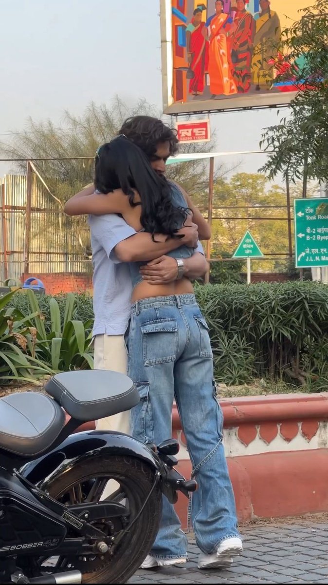 Aww 🥺🥺
This hug ❤️❤️

#MohsinKhan #KanikaMann #MoMinions