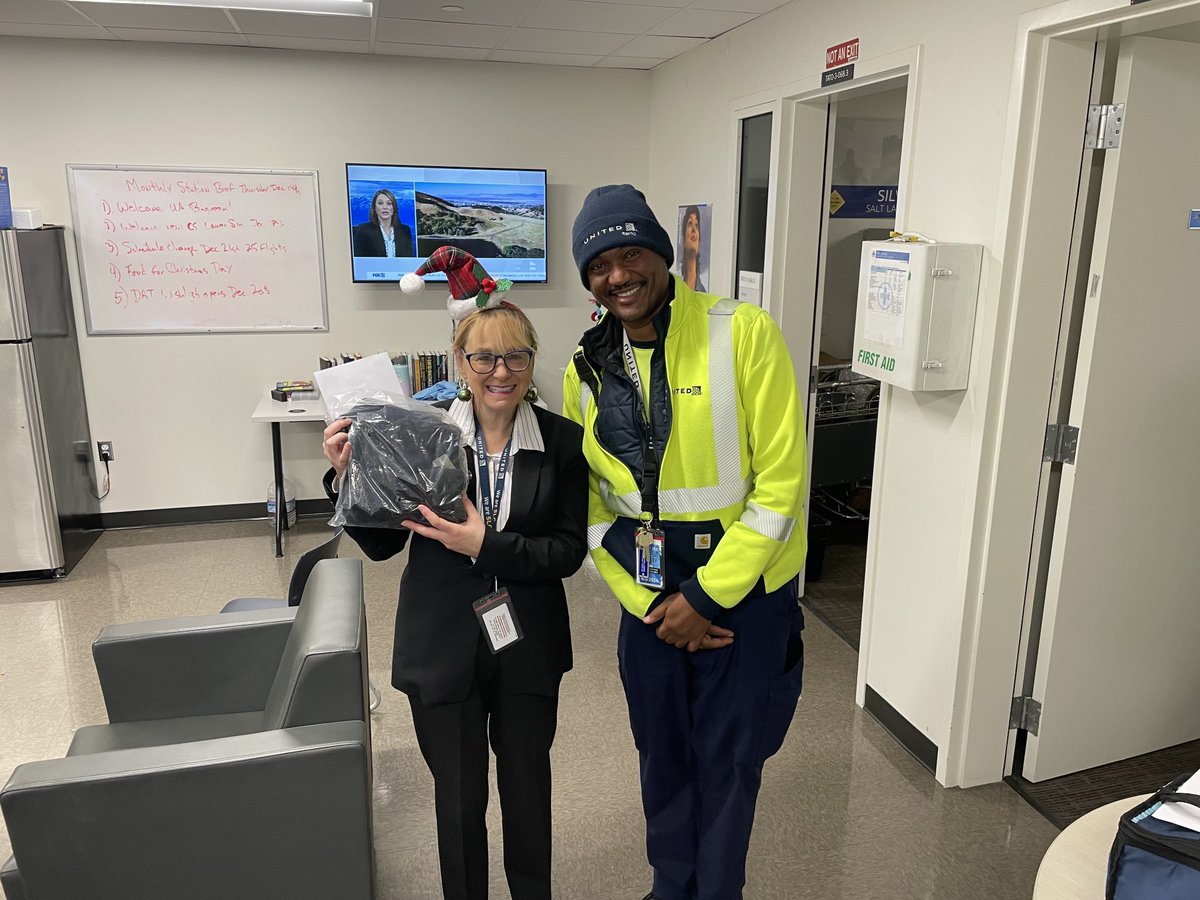 Congratulations to SLC UA CSR Kim H on 28 years! Thank you for your loyalty and dedication to our United Airlines customers! ⁦@espresso613⁩ ⁦@GBieloszabski⁩ ⁦@jacquikey⁩ ⁦@DJKinzelman⁩ ⁦@SJU2OGG4FN⁩