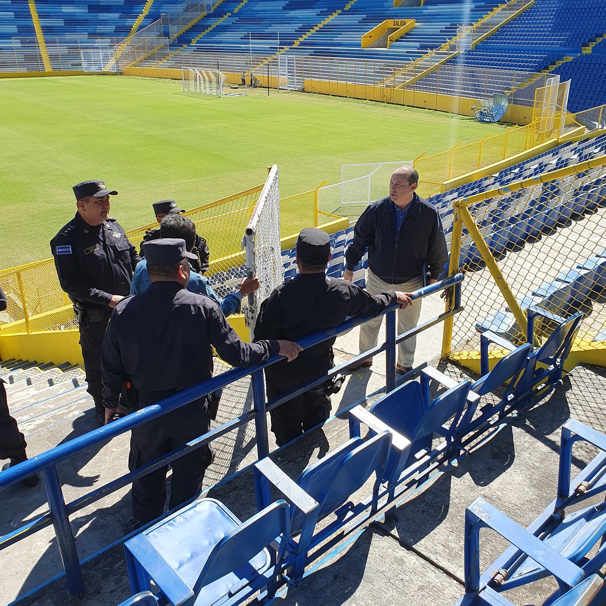 ecuscatlan's tweet photo. Las autoridades de seguridad y protección civil🦺 , representantes de la Comisión de Seguridad de Fesfut y de los equipos de la final hicieron el recorrido por las instalaciones del #Cusca verificando los cambios realizados y solicitados por la Comisión de Seguridad de Fesfut. https://t.co/LxWRh5Z5C1