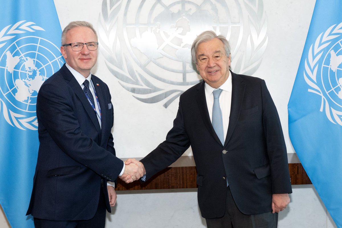 🇵🇱🤝🇺🇳Amb. @KSzczerski had an engaging meeting today with @UN Secretary-General @antonioguterres to discuss the prevailing challenges and current global agenda. Plans for 2024 were also explored paving the way for meaningful cooperation within the UN system. 📸UN/Eskinder Debebe