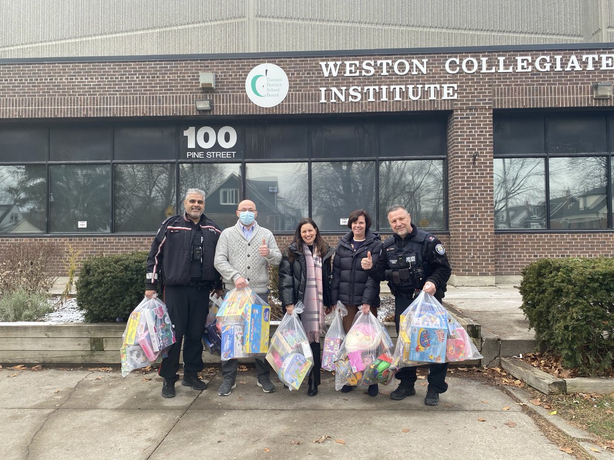 Our most sincere thanks go to ⁦our 12 Division ⁦@TorontoPolice⁩ Neighbourhood Community Officers for the kind toy donations to add to our #HolidayDrive ⁦@Rosanna_Deo⁩ ⁦@PaulCaramida⁩ ⁦@kwamelennon⁩ ⁦@TDSB_MHWB⁩