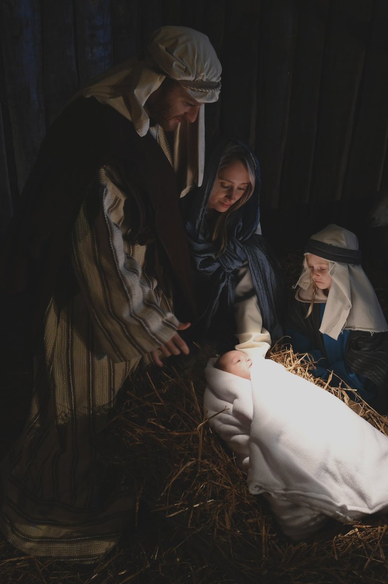 Miracle of Christmas starts tonight and we hope you can visit! ✨ Dates: December 20, 21, 22 Times: 7:00, 7:45, 8:30 PM What: Live nativity pageant Cost: FREE P.S. We are collecting non-perishable food for @ChesterfieldFo1 if you want to donate. More: metrorichmondzoo.com/moc