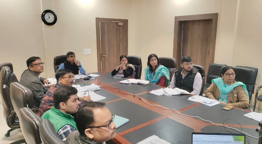 DC, Kamrup(M), Shri Sumit Sattawan chaired a meeting to review functioning of Development KPIs, flagship schemes and overall operational efficacy in presence of DDC, ADC and other officials and gave necessary instructions in this regard. Some snapshots. @CMOfficeAssam