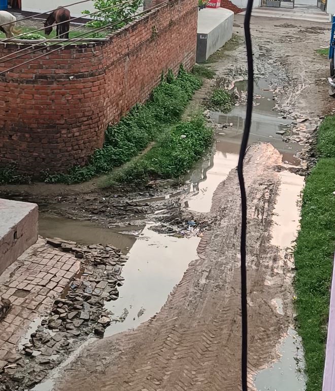 AcommonBANARASi's tweet photo. @PMGSY_NRRDA @pmgsyvaransi @uppwdofficial @JitinPrasada @myogiadityanath 
@CMOfficeUP 
@ChiefSecyUP कृपया चित्रों में हमारे मोहल्ले मेहरोत्रा नगर कालोनी, चुरामनपुर वाराणसी के सड़क की दशा देखें और चुनाव से पहले कार्य करें-
#PMGSY #BJP4UP #bjp #NarendraModi #varanasi @narendramodi https://t.co/IYriZk65Oz