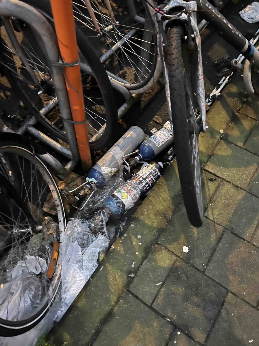 BartSchroyen's tweet photo. hmm @Stadgent  wat ben je toch schoon... #garbagetown #garbage #gent en ja dat zijn gasflessen en ja die liggen hier al een week en ja ik melde dit al twee keer in de sluikstort app en ja daar staat een ontploffingsgevaar logo op en ja dat is hier constant zo. @MathiasDeClercq https://t.co/sVqHALr9z7