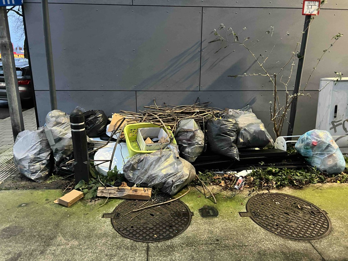 hmm <a href="/Stadgent/">Stad Gent</a>  wat ben je toch schoon... #garbagetown #garbage #gent en ja dat zijn gasflessen en ja die liggen hier al een week en ja ik melde dit al twee keer in de sluikstort app en ja daar staat een ontploffingsgevaar logo op en ja dat is hier constant zo. <a href="/MathiasDeClercq/">mathias de clercq</a>