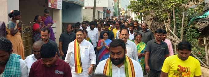 eenadulivenews's tweet photo. Truth must win : తెదేపా కార్యకర్త కుటుంబాన్ని పరామర్శించిన నారా భువనేశ్వరి
#TruthMustWin #NaraBhuvaneswari #NijamGelavali #TeluguNews
https://t.co/0VVSOvw6bY https://t.co/dGOyvQAL8B