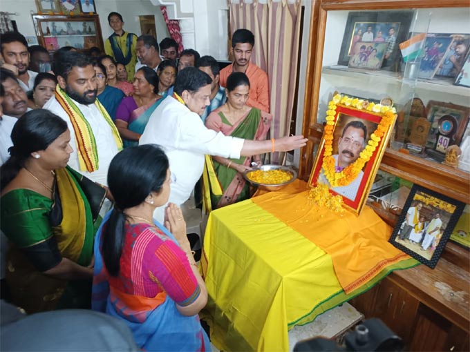 eenadulivenews's tweet photo. Truth must win : తెదేపా కార్యకర్త కుటుంబాన్ని పరామర్శించిన నారా భువనేశ్వరి
#TruthMustWin #NaraBhuvaneswari #NijamGelavali #TeluguNews
https://t.co/0VVSOvw6bY https://t.co/dGOyvQAL8B