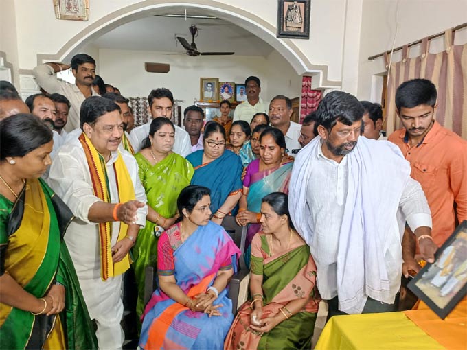 eenadulivenews's tweet photo. Truth must win : తెదేపా కార్యకర్త కుటుంబాన్ని పరామర్శించిన నారా భువనేశ్వరి
#TruthMustWin #NaraBhuvaneswari #NijamGelavali #TeluguNews
https://t.co/0VVSOvw6bY https://t.co/dGOyvQAL8B
