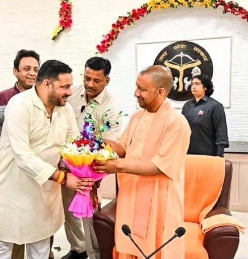 burhan_tomar's tweet photo. ये जो मुख्यमंत्री जी के साथ है इसी ने राम मंदिर और मुख्यमंत्री को बम से उड़ाने की धमकी दी थी, कैसी मानसिकता है, कैसी घटिया सोच है, सिर्फ एक समुदाय को बदनाम करने के लिए 😡
#मुसलमान #राममंदिर #मुस्लिम #हिंदू_मुस्लिम_akta https://t.co/ZemCHXftsv