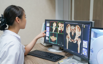 [SFR Actu] La radiologie au féminin - la spécialité n’est pas attractive pour les femmes. Découvrez dès à présent l'article complet 👉 ow.ly/iXRM50QnoBn #radiologie #radiologieauféminin