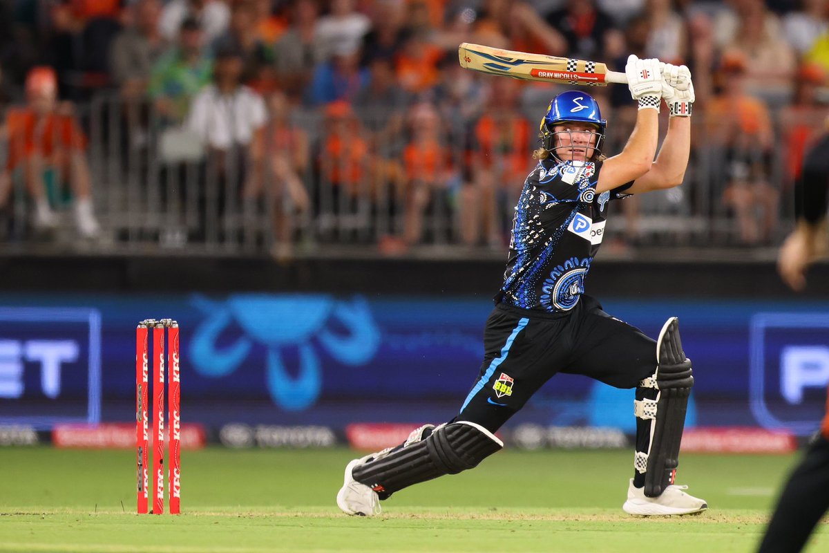 SturtDCC's tweet photo. Always good to see our Men’s 1st Grade captain ‘bleeding blue’, whether it’s for us or the @StrikersBBL! ⚡️

TK hit two fours and one ENORMOUS six for his 29 (21) in his first #BBL13 for the season ☄️ #BleedBlue https://t.co/0y3dkMdpqC