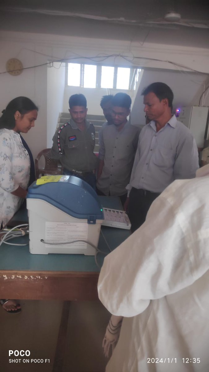 collectorvalsad's tweet photo. વલસાડ જિલ્લામાં લોકસભા ચૂંટણી-૨૦૨૪ અંતર્ગત જિલ્લા વિવિધ કચેરી ખાતે તથા EVM-VVPAT નિદર્શન કેન્‍દ્ર રથ (MDV) મારફત  જાહેર જનતા માટે EVM-VVPAT નિદર્શન અંગેની કામગીરી શરૂ કરવામાં આવી. @CEOGujarat @ECISVEEP @InfoValsadGoG https://t.co/6cTq0bub0Z