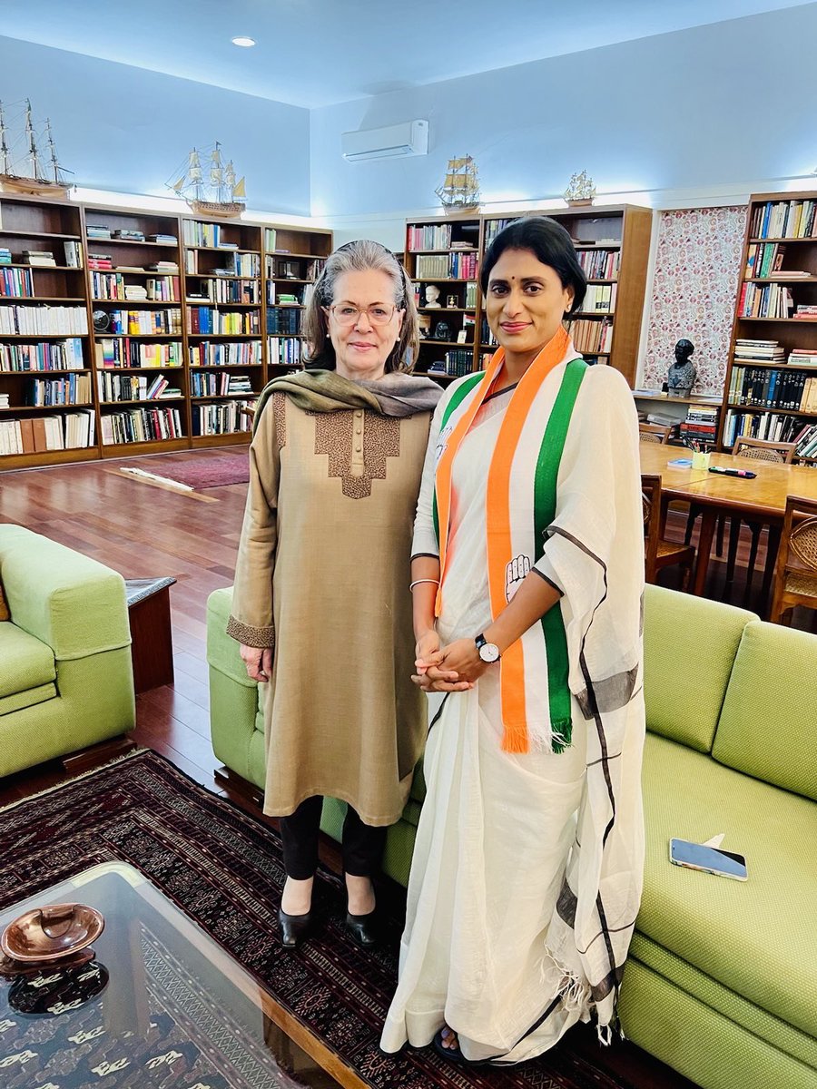 realyssharmila's tweet photo. YSR తెలంగాణ పార్టీని, కాంగ్రెస్ పార్టీలో విలీనం చేయడం జరిగింది. వైయస్ఆర్ చనిపోయేనాటికి కూడా అహర్నిశలు కాంగ్రెస్ పార్టీ కోసం శ్రమించారు. దేశంలోనే కాంగ్రెస్ పార్టీ అతిపెద్ద సెక్యూలర్ పార్టీ. దేశ పునాదుల నుండి నిర్మాణం వరకు కాంగ్రెస్ హస్తం ఉంది. రాహుల్ గాంధీ గారిని ప్రధాని చేయాలని వైయస్ఆర్ చివరి కోరిక. ఆయన కోరిక నిజం చేసేందుకు కృషి చేస్తాం. @RahulGandhi @kharge