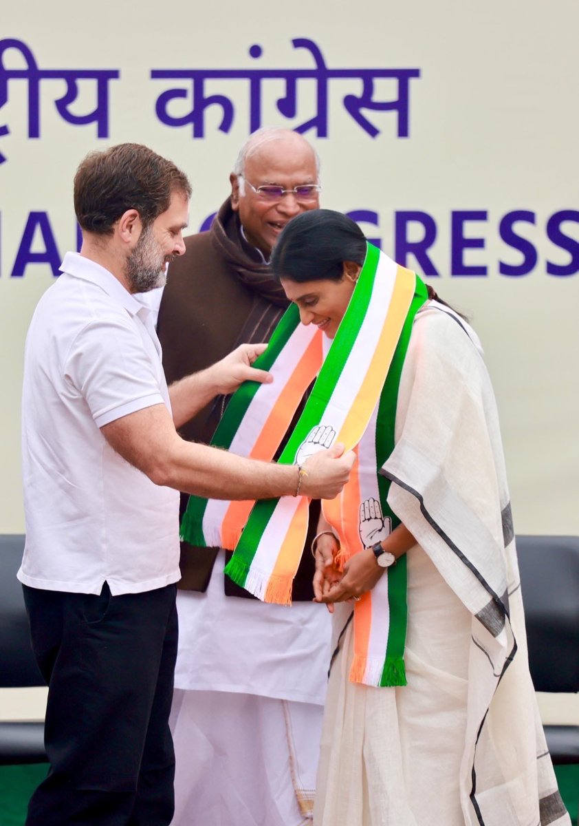 realyssharmila's tweet photo. YSR తెలంగాణ పార్టీని, కాంగ్రెస్ పార్టీలో విలీనం చేయడం జరిగింది. వైయస్ఆర్ చనిపోయేనాటికి కూడా అహర్నిశలు కాంగ్రెస్ పార్టీ కోసం శ్రమించారు. దేశంలోనే కాంగ్రెస్ పార్టీ అతిపెద్ద సెక్యూలర్ పార్టీ. దేశ పునాదుల నుండి నిర్మాణం వరకు కాంగ్రెస్ హస్తం ఉంది. రాహుల్ గాంధీ గారిని ప్రధాని చేయాలని వైయస్ఆర్ చివరి కోరిక. ఆయన కోరిక నిజం చేసేందుకు కృషి చేస్తాం. @RahulGandhi @kharge
