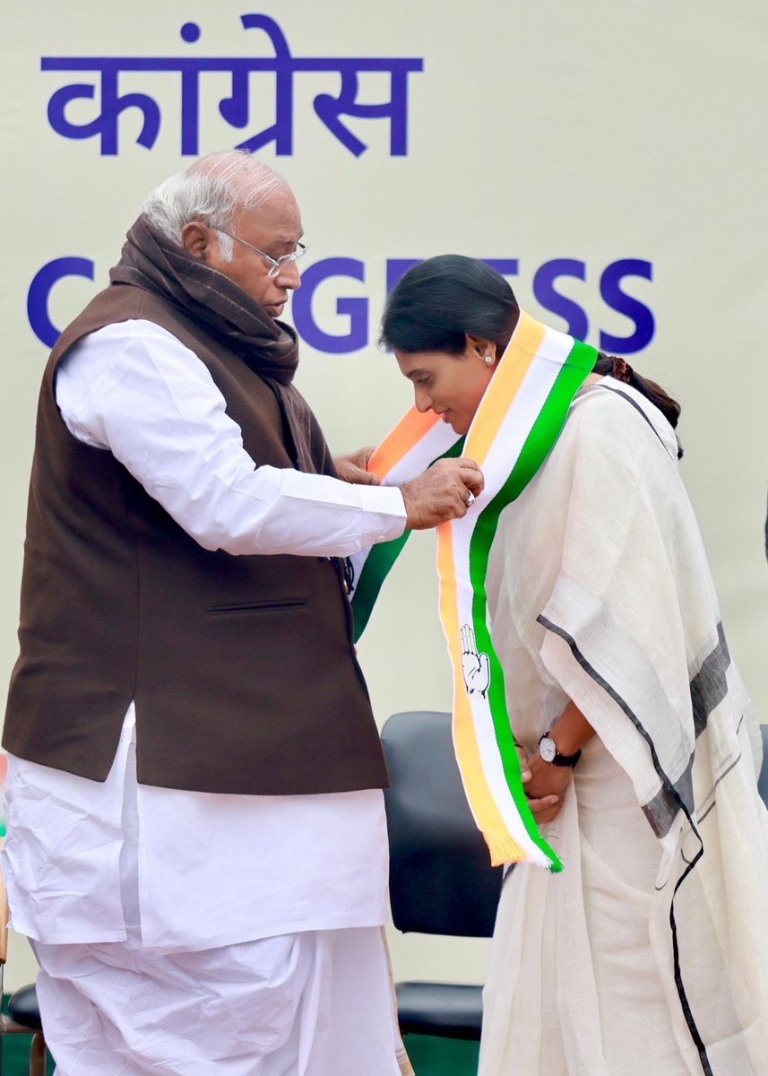 realyssharmila's tweet photo. YSR తెలంగాణ పార్టీని, కాంగ్రెస్ పార్టీలో విలీనం చేయడం జరిగింది. వైయస్ఆర్ చనిపోయేనాటికి కూడా అహర్నిశలు కాంగ్రెస్ పార్టీ కోసం శ్రమించారు. దేశంలోనే కాంగ్రెస్ పార్టీ అతిపెద్ద సెక్యూలర్ పార్టీ. దేశ పునాదుల నుండి నిర్మాణం వరకు కాంగ్రెస్ హస్తం ఉంది. రాహుల్ గాంధీ గారిని ప్రధాని చేయాలని వైయస్ఆర్ చివరి కోరిక. ఆయన కోరిక నిజం చేసేందుకు కృషి చేస్తాం. @RahulGandhi @kharge
