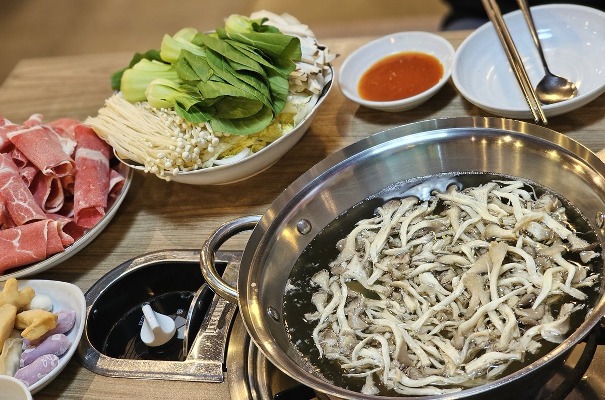 혜화 비스트로솟대

샤브샤브하면 솟대 얘기 많아서 가보고싶었는데 드디어✨️
왜 다들 여기 얘기하는지 알겠음
고기 양도 많고 야채도 많아서 이거만 먹어도 배부름
칼국수+죽도 포함이고 칼국수 먹고 있으면 죽은 그릇에 담아서 따로 주심!
직원분도 너무 친절하고 좋아서 담에 또 갈 예정🫶🏻