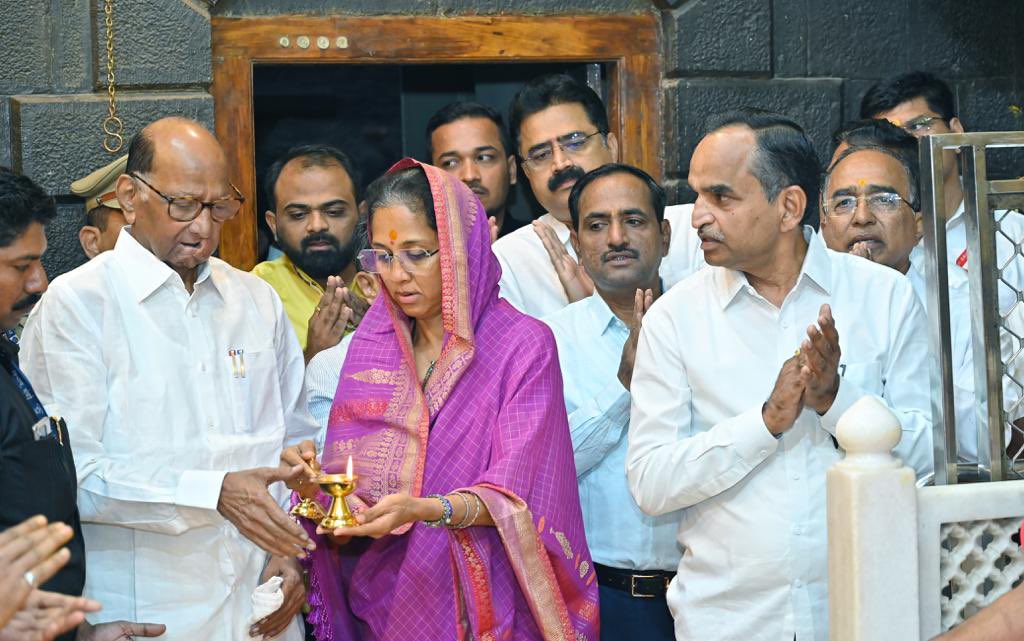 PawarSpeaks's tweet photo. शिर्डी येथे श्री साईबाबा संस्थानला भेट देऊन श्री साईबाबांची मनोभावे आरती करून दर्शन घेतले. याप्रसंगी देशातल्या आणि राज्यातल्या शेतकरी बांधवांचा प्रश्न आणि इतर प्रश्नांवर लढण्याची ताकद मला सदैव मिळो ही प्रार्थना केली. https://t.co/IdyeQyApbT