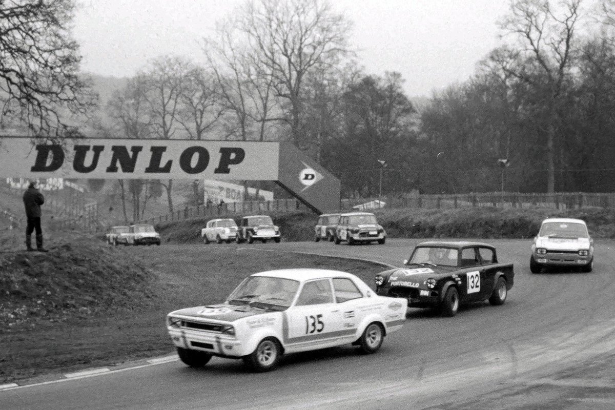 Let's chuck it right back to the 1970s with some black and white retro Brands Hatch for the first #ThrowbackThursday of the year 🏁

Cult Vauxhall hero Gerry Marshall in the foreground at Druids 📸