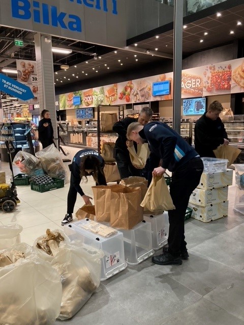 OjylBrand's tweet photo. Morgenmad til de strandede bilister på MTV E45, bliver i øjeblikket bragt ud af personel fra Beredskabsstyrelsen og Østjyllands Brandvæsen. Bilka Aarhus har doneret 600 stykker morgenmad og hjulpet med pakning - TAK til BILKA 🙏 https://t.co/2Px1q2Ta4a