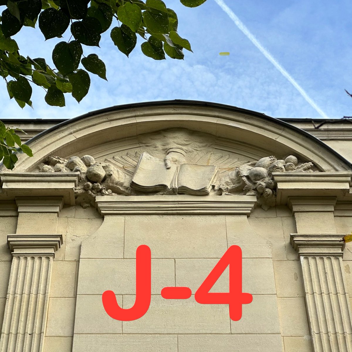 🆘 Le lundi 8 janvier, à Paris, l’Institut Curie doit débuter le chantier de démolition de l’un des deux derniers bâtiments historiques témoins des travaux de #MarieCurie et de sa famille.

 Il est encore possible d’éviter cela. 

#SauvonsLePavillonDesSources