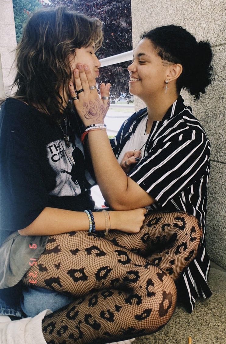 moonthebatty's tweet photo. eu sei q sou a pessoa mais sortida neste mundo porque tive o privilégio do universo me fazer apaixonar pelo meu melhor amigo. Não existe um m melhor sentimento q esse amor incondicional, inefável, que o nosso amor.. feliz sais meses minha vida, q venha o resto das nossas vidas💞 https://t.co/ELhQ9YkukT
