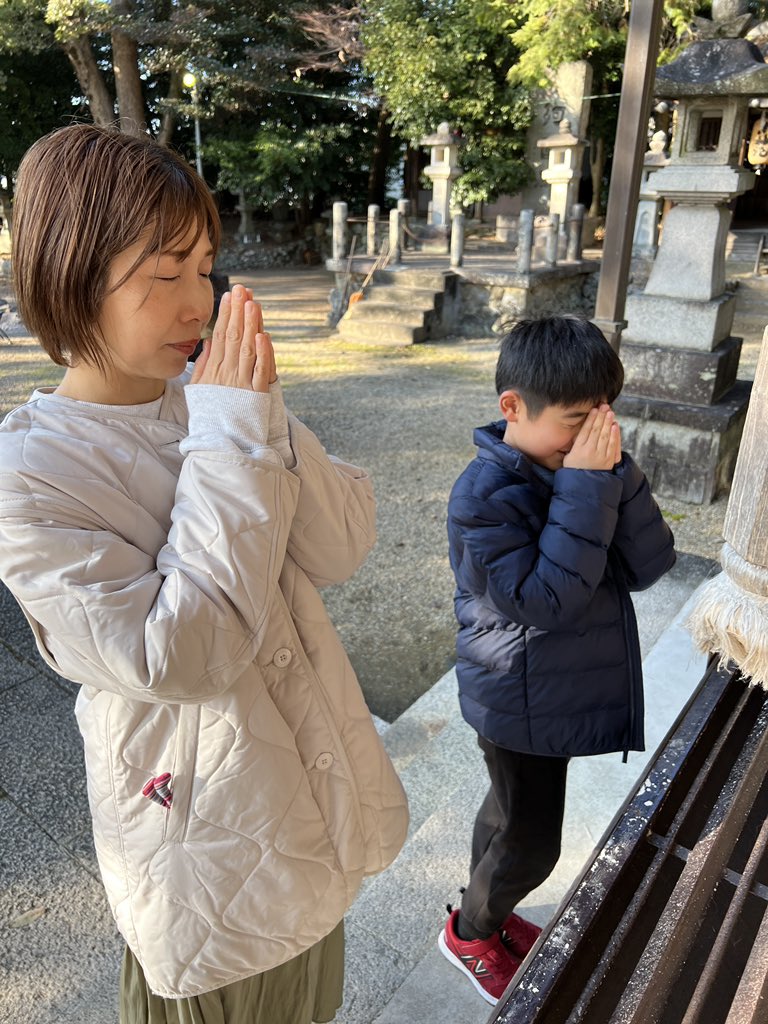 naranto_valu's tweet photo. 新年あけましておめでとうございます🐉
本年もよろしくお願い致します。
妻の実家近くの伊射奈岐神社へ久しぶりに初詣に🙏境内奥にある牛の石像は、「自分の身体の中で良くなりたい箇所をさするとご利益がある」とのこと。6歳の娘は足を骨折しているので牛の足をさすり、私は迷わず頭をさすりました😝 https://t.co/5CQEq0Rmxt