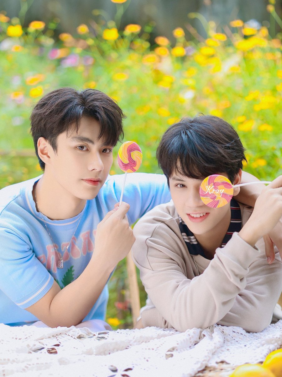 elania_ON2k's tweet photo. Ohm looked at Nanon and smiled when he heard the staff telling Nanon to be cute...☺️💞💚❤️

Loading U - like concept na ~🐶🐱

#ohmpawat
#mynameisnanon
#OhmNanon
#โอมนนน https://t.co/NyLqlf6ErU