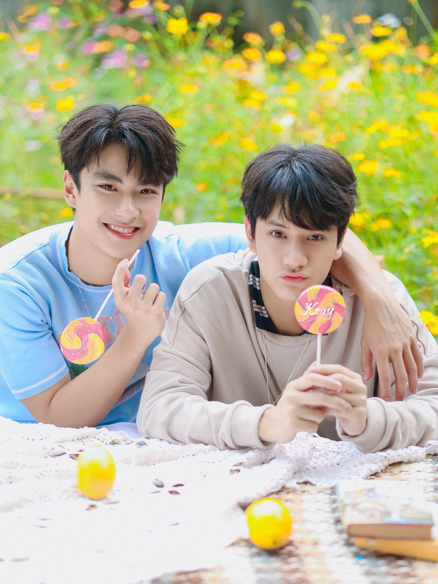 elania_ON2k's tweet photo. Ohm looked at Nanon and smiled when he heard the staff telling Nanon to be cute...☺️💞💚❤️

Loading U - like concept na ~🐶🐱

#ohmpawat
#mynameisnanon
#OhmNanon
#โอมนนน https://t.co/NyLqlf6ErU