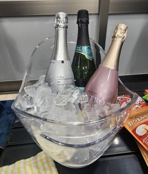 出勤前に新年会！ 手作りピザの具材用で置いてあった岩下の新生姜美味すぎで具材にする前に全部食べきりそう https://t.co/zwwJ1iaqQF