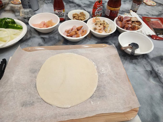 出勤前に新年会！ 手作りピザの具材用で置いてあった岩下の新生姜美味すぎで具材にする前に全部食べきりそう https://t.co/zwwJ1iaqQF