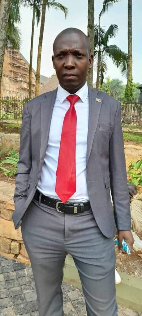 NkunyingiMuwad1's tweet photo. I was forcefully chased by SFC from the accesing the ongoing  Commonwealth Conference.SFC soldiers had 7 handwritten Opposition names including mine not allowed inside&amp;grabbed me at entrance &amp;strangely detained for 30 minutes sorrounded by SFC who later instructed me to match out https://t.co/iPpO86J4gR