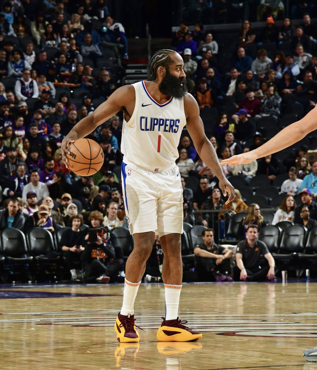 NickDePaula's tweet photo. James Harden debuts the @SunDevilHoops Vol 8s in Arizona. https://t.co/oTfZMqAcTE