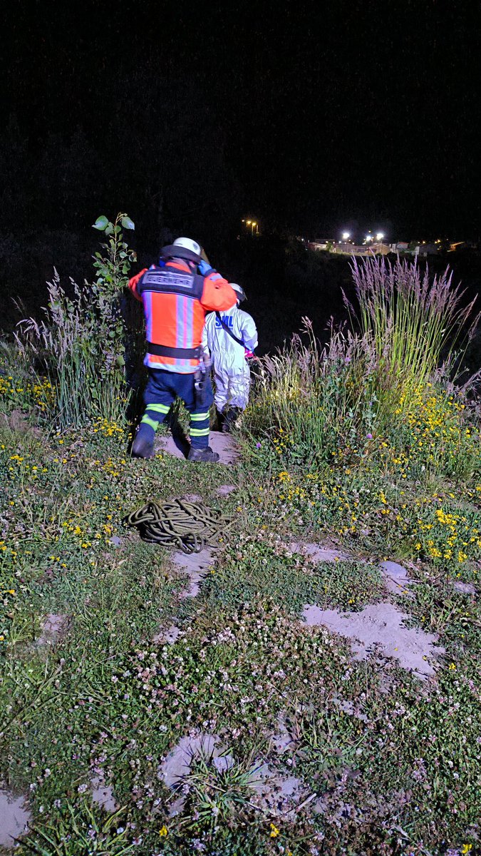 orienteradiocl's tweet photo. #FRUTILLAR
Está tarde fue encontrado el cuerpo sin vida de una persona de sexo masculino, no identificado,  en sitio eriazo de Calle Carlos Richter con Avda. Sajonia. 
Trabajó Carabineros, PDI, Bomberos y SML https://t.co/erxc9tYpvC