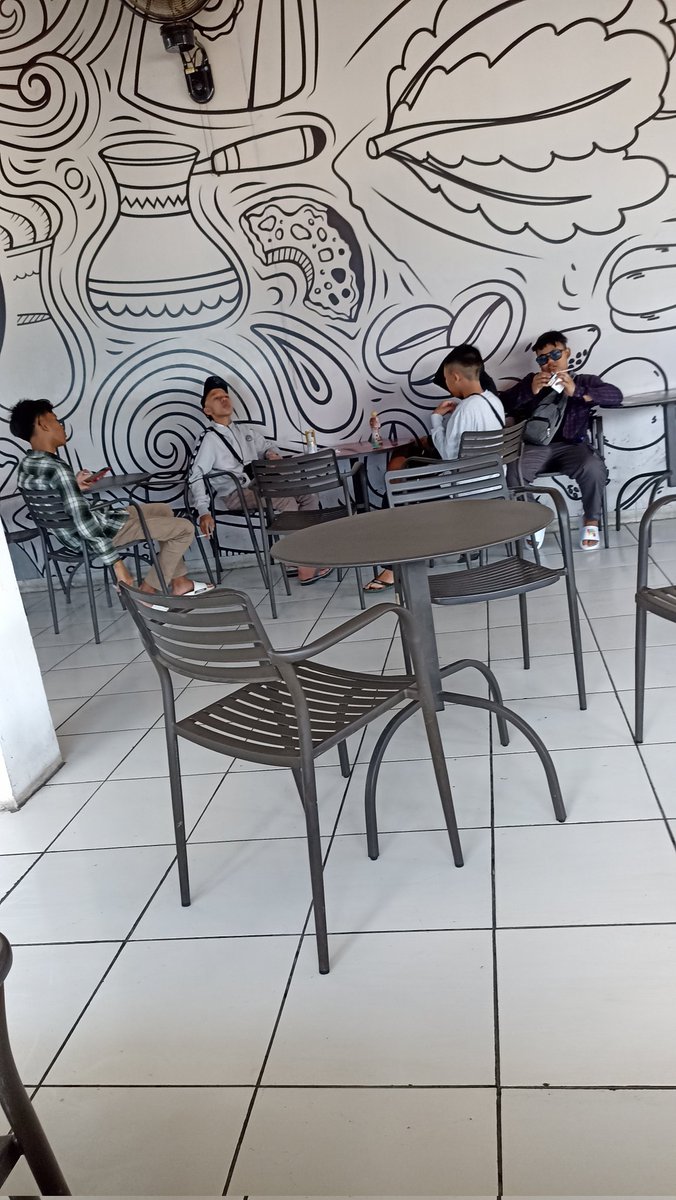 ngopi bentar sebelum lanjut ngantor lagi terus ngeliat bocil SMP ngerokok depan mata jadi sadar kenapa dulu waktu seumuran mereka dan udah "merasa nakal" malah diketawain ama orang dewasa