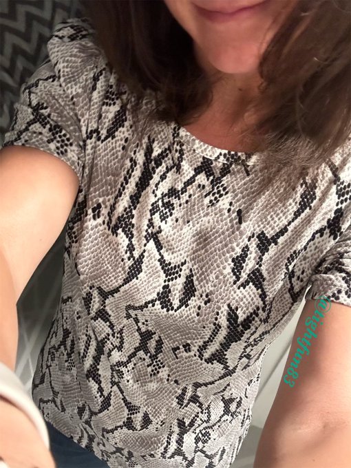 Do you like my shirt? 💕 https://t.co/tI5O4O9Zsj