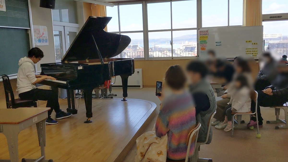 nishimura_piano's tweet photo. 【唯一無二のライブ】

思わぬ形で2024年の初ライブでした。

会場は避難所の小学校の音楽室。
避難所生活者の立場として。

お客さんは僕と同じ避難所生活を送っている老若男女数十人。
あとは日々尽力されている職員さん数名。

ノープランで始めたのでその場の人たちからリクエストをいただく形で。

涙を流される方多数。

その涙は、目の前のピアノ弾きの音に対する純粋な涙というよりも、最低限の物資だけで日々を凌ぎ続けているうちに自身が思ってたより張り詰めてたものが、目の前のエンターテイメントでふと和らいだ瞬間に涙腺が崩壊したのかなぁと。推測だけど。

子供たちはずっと笑顔。
(可愛かったな)

ライブの最後に「まだもうちょいしんどい時間続きますけど頑張りましょうね」と締めさせてもらった時に、同じ環境で避難所生活を送ってる人間が自らのエンタメを届けたあとに放つ一言として、これ以上カッコイイことないよなと自負しました(異論は受け付けないよ)。

物資によってなんとか衣食住が最低限保たれている中で、僕がずっとピアノを弾いてきたからこそこの場で生まれたひと時のエンタメ。

※「プロのピアニストです」っていう一言で校長先生が一気に前向きになってくれたので

しかも母校の音楽室。
(まあ卒業してから建て変わったけどね)

こんな極端なことを言うとアレだけども「ここで避難所生活してて良かったね」とすら思わせたい気概であります。

エンタメ屋として毎日、毎時、毎分本当にいろんなものを得ています。

素敵でしょ？
