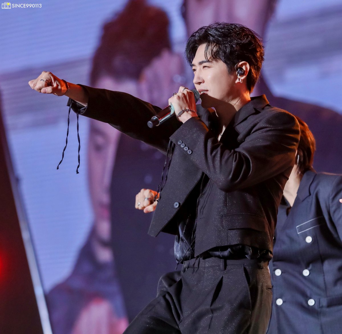 since990113's tweet photo. 2023 god‘s MASTERPIECE 부막콘

외모 착장 다 유죄
#지오디 #안데니 https://t.co/5roahicpe1