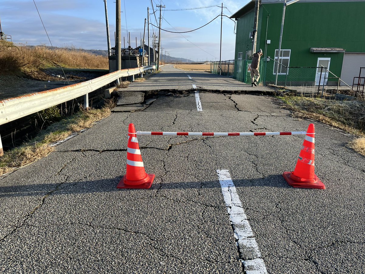 nobuno01sti29's tweet photo. 令和6年度水稲作付計画の大幅な変更が必要になりそうです。
近辺の給水、排水のポンプが半分以上損壊し、稼働できなくなっている模様。
自作の20ha中すでに2.5haは壊滅的。
残り1箇所の給水ポンプを稼働確認にしてますが、ダメなら町内100haは作付できなくなる模様。
#地震被害 #水稲 https://t.co/qfTmpCN6i9
