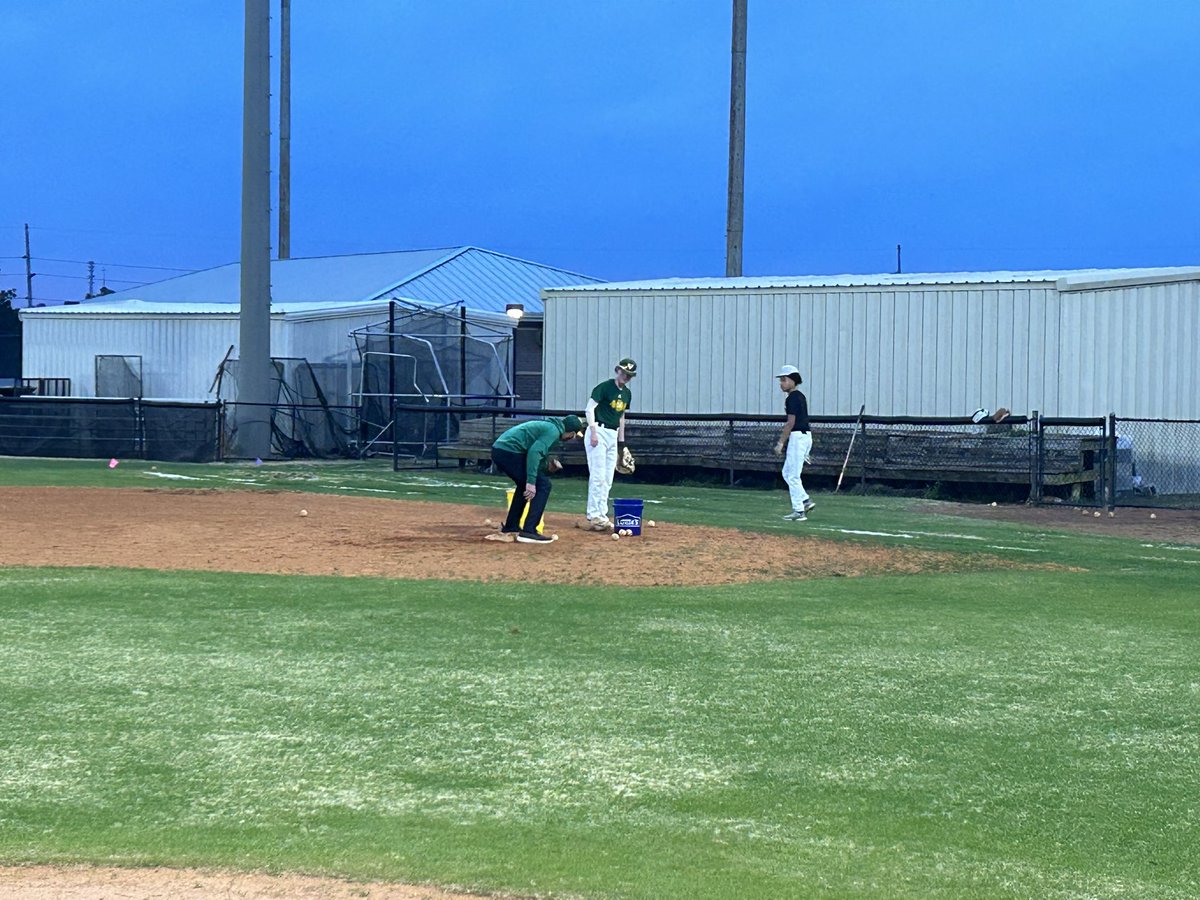 SVBaseball00's tweet photo. Day one in the books. We got better today!
#TheRoadToMay
#BeTheStandard
#BeTheOnePercent https://t.co/zjrvqQn73t