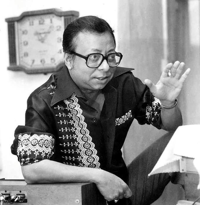 Bollywoodirect's tweet photo. "Mera kuch saamaan tumhare paas pada hai,
Saavan ke kuch bheege bheege din rakhe hain”

Hearty tribute to #RDBurman, Bollywood's one of the most prolific music directors, on his 29th death anniversary (04/01).

What are your top 3 R. D. Burman songs? https://t.co/DJv4AKnVmz