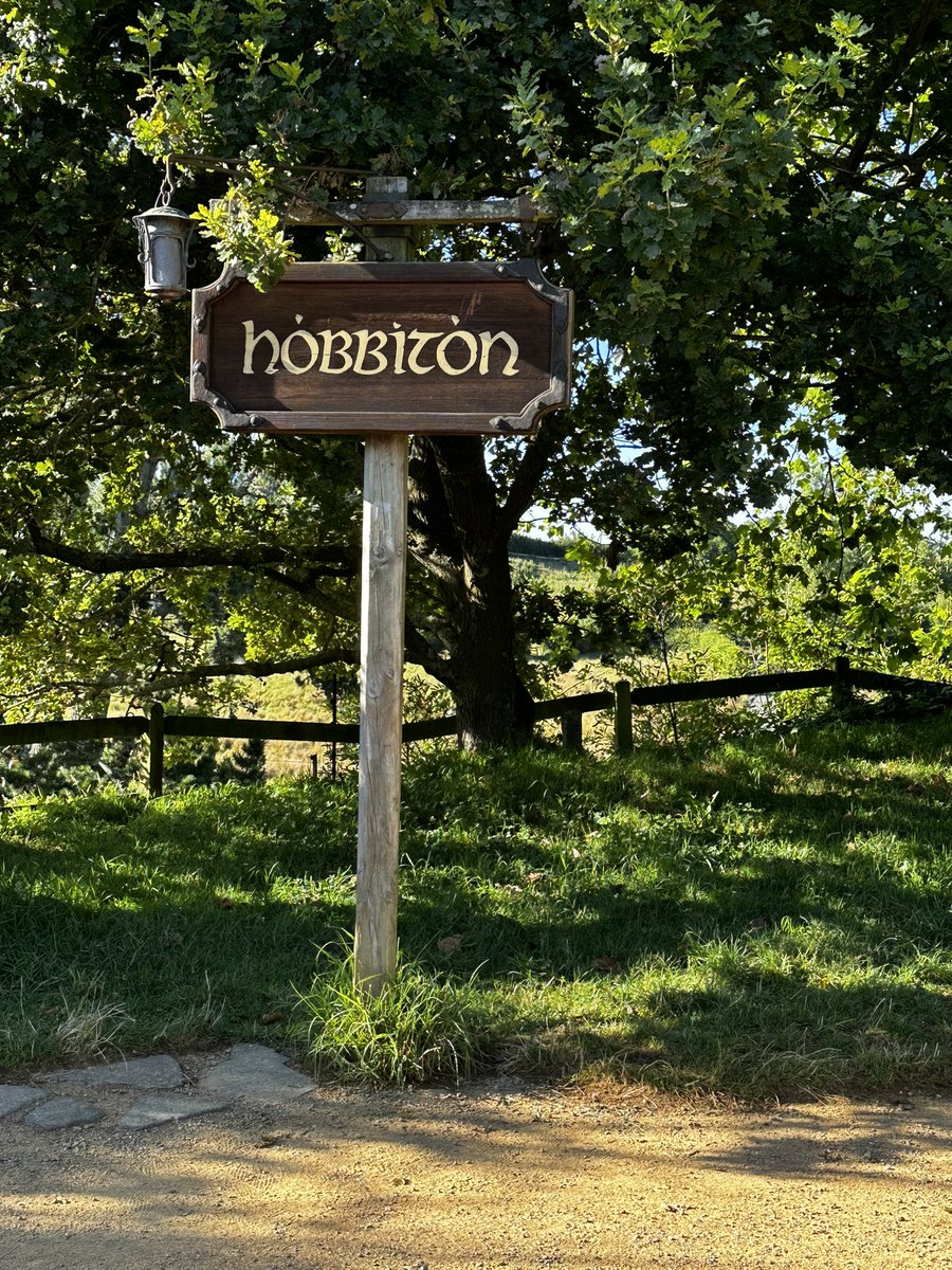VickiSchofield5's tweet photo. I went on an adventure!!! 🌻#hobbiton #HobbitonAdventure #UnexpectedJourney #MiddleEarthMagic https://t.co/HaIg0YqpAi
