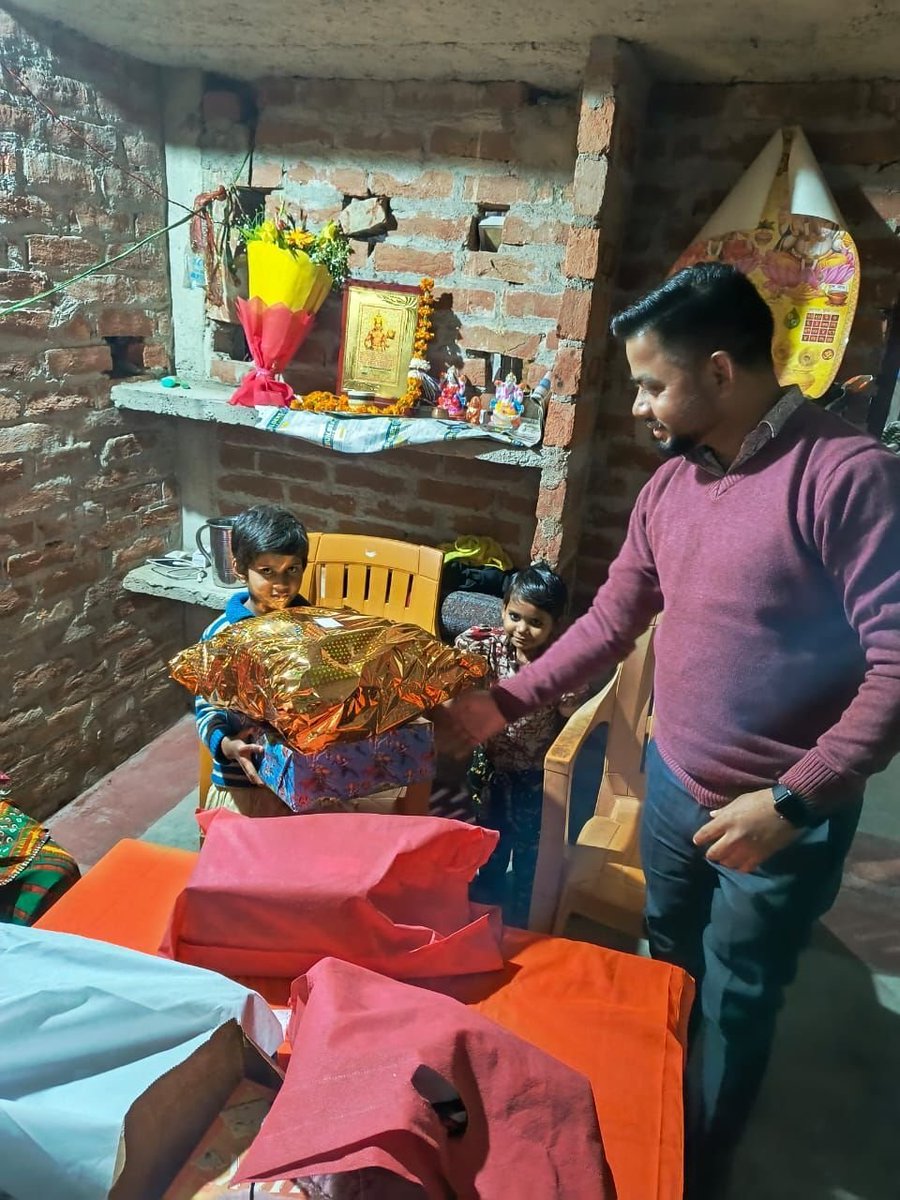 ransinghBJP's tweet photo. प्रधानमंत्री श्री @narendramodi जी ने उज्ज्वला योजना की 10 करोड़वीं लाभार्थी अयोध्या निवासी मीरा मांझी को धन्यवाद प्रेषित करने हेतु पत्र लिखा और साथ ही उनके परिवार के लिए उपहार भी भेजे हैं

अपने इस सरल और सहज स्वभाव के कारण ही प्रधान सेवक देश के सबसे लोकप्रिय नेता हैं। https://t.co/waj9uM642b