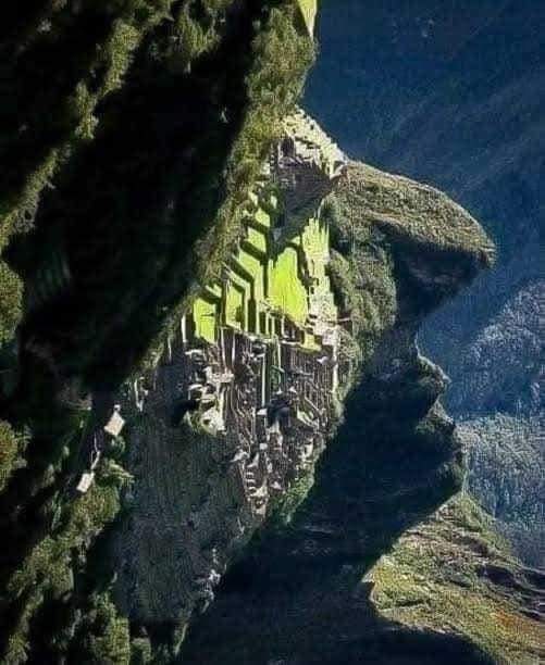 La "Cara del Inca" en Machu Picchu, el Rostro que se alza en las montañas.

Desde su descubrimiento, el 24 de Julio de 1911 por el norteamericano Hiram Bingham, la ciudadela ha sido considerada como uno de los lugares más enigmáticos y misteriosos del mundo.

Asemejan el perfil