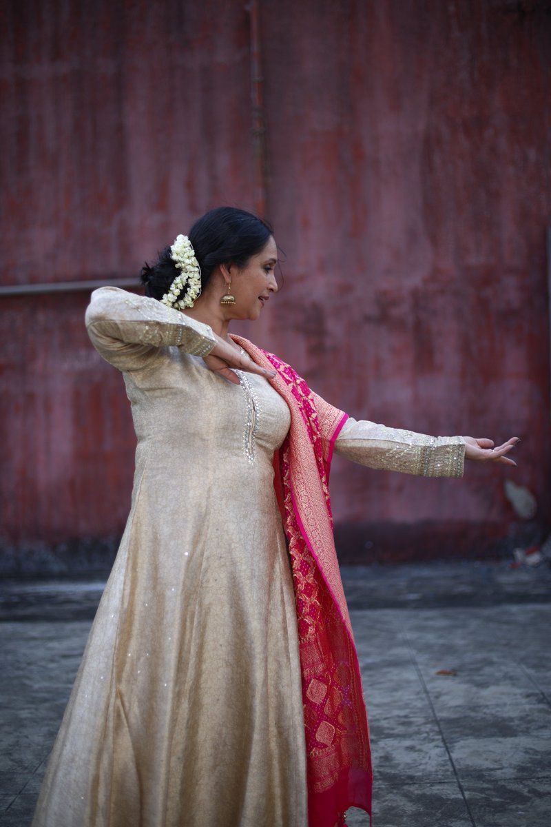 AshviniBhave's tweet photo. Caught in the motion💃

#dance #traditional #motion #tradition #groove #elegance #AshviniBhave https://t.co/gkD1dcCeRk