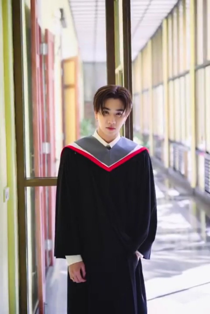 PerthSaintRusFC's tweet photo. Does anyone have a photo with @perthppe in the background of the presents?
#GraduationPERTH
#PerthTanapon https://t.co/8tpH7PEUdR
