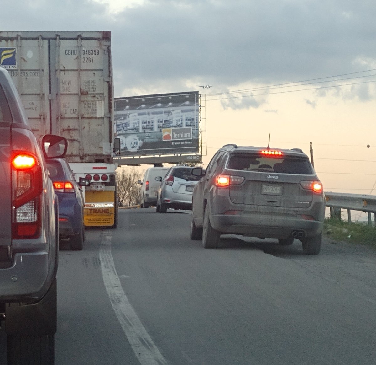 casajamsah's tweet photo. A ver cuándo ponen orden con los que circulan por el acotamiento de Aeropuerto a MAleman! La seguridad de los que conducimos según la ley diariamente puesta en juego y a nadie le importa! #porquequiero #porquepuedo #porquemedalagana
@SSP_Apodaca @_taxista_regio_ @Apodaca_News https://t.co/KQDSUr3Ql6