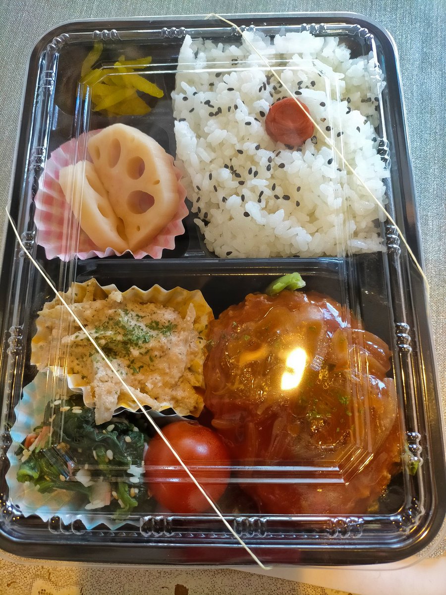 You_kitchen_'s tweet photo. 今日も元気に営業中〜!🤗

明けましておめでとうございます😊
今年も宜しくお願いします
昨年に引き続き皆様に愛されます様日々精進して行く所存で御座います。🙇
本日、気まぐれ弁当はデミグラスハンバーグです。
残りわずかに成りましたので、どうぞご利用くださいませ～🤗 https://t.co/FR2VoTfaUC